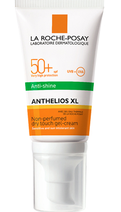 Anthelios XL Clean Touch krema za lice protiv sjaja i bez mirisa namijenjena je osjetljivoj koži te pruža visoku UVA/UVB zaštitu širokog spektra. Svojom Dry touch tekstura ostvaruje dvostruko djelovanje protiv sjaja, trenutačno upijanje uz iznimno suh učinak, bez bijelih tragova te je idealna za mješovitu do masnu kožu.