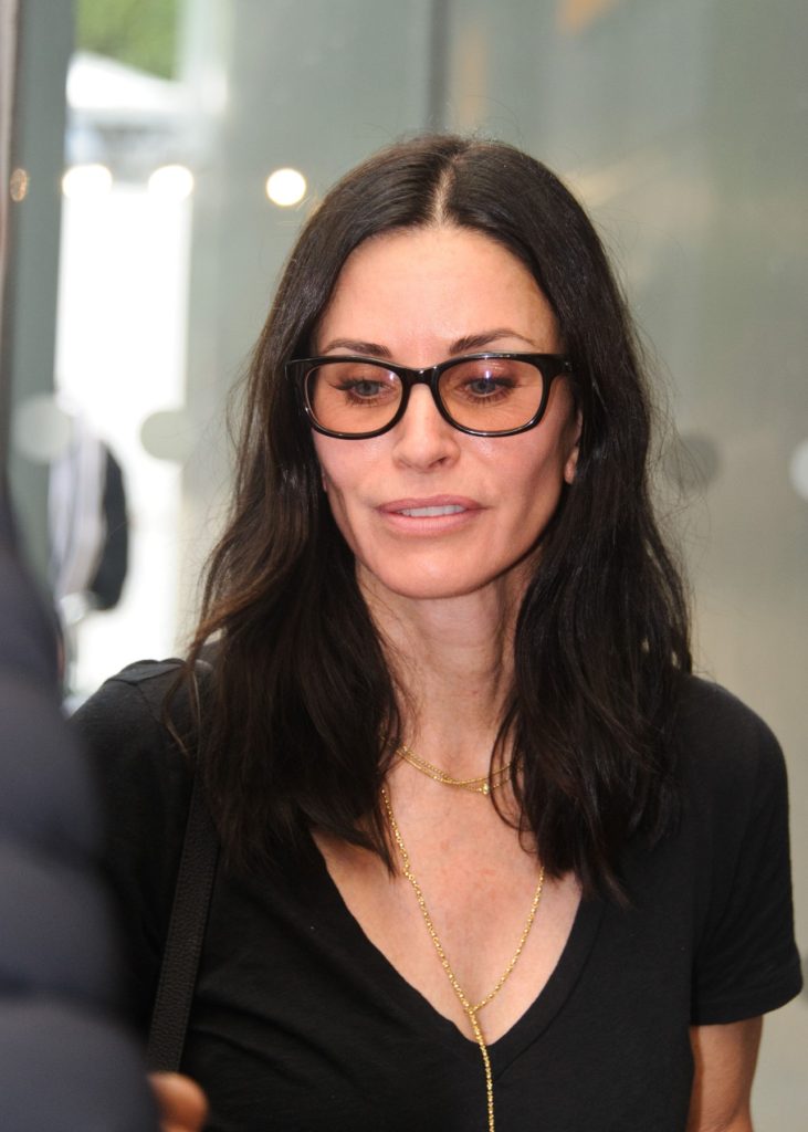20.August.2016 - London - UK Courteney Cox flies into London's Heathrow Airport from Los Angeles. The American actress was all smiles as she posed to take a few selfies with the fans., Image: 297625647, License: Rights-managed, Restrictions: ***UK CLIENTS - PICTURES CONTAINING CHILDREN PLEASE PIXELATE FACE PRIOR TO PUBLICATION *** UK CLIENTS MUST CALL PRIOR TO TV OR ONLINE USAGE PLEASE TELEPHONE 0208 344 2007**, Model Release: no, Credit line: Profimedia, Xposurephotos