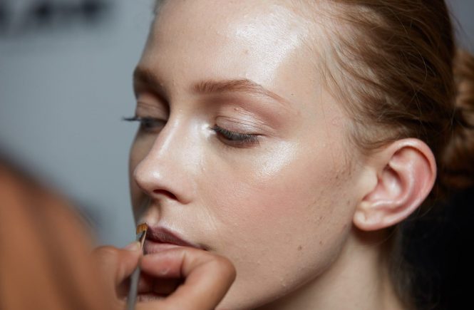 September 18, 2016 - London, England, United Kingdom - A model poses during backstage at London Fashion Week Spring/Summer collections 2017 on September 18, 2016 in London, United Kingdom., Image: 300355901, License: Rights-managed, Restrictions: * France Rights OUT *, Model Release: no, Credit line: Profimedia, Zuma Press - Entertaiment