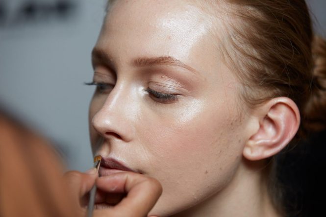 September 18, 2016 - London, England, United Kingdom - A model poses during backstage at London Fashion Week Spring/Summer collections 2017 on September 18, 2016 in London, United Kingdom., Image: 300355901, License: Rights-managed, Restrictions: * France Rights OUT *, Model Release: no, Credit line: Profimedia, Zuma Press - Entertaiment