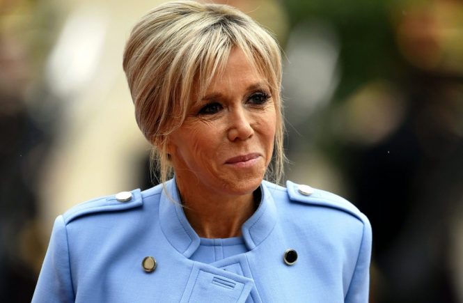 POLITIQUE - CEREMONIE D'INSTALLATION ET D'INVESTITURE DU PRESIDENT DE LA REPUBLIQUE - PASSATION DES POUVOIRS - HOLLANDE - MACRON - VEME REPUBLIQUE. Paris 14 mai 2017. ArrivĂ©e de la premiĂ¨re Dame Brigitte MACRON (nĂ©e TORGNEUX) dans la cour du palais de l'ElysĂ©e. PHOTO . - The official French presidential handover ceremony at the Elysee Palace in Paris on May 13, 2017., Image: 332301604, License: Rights-managed, Restrictions: , Model Release: no, Credit line: Profimedia, MAXPPP