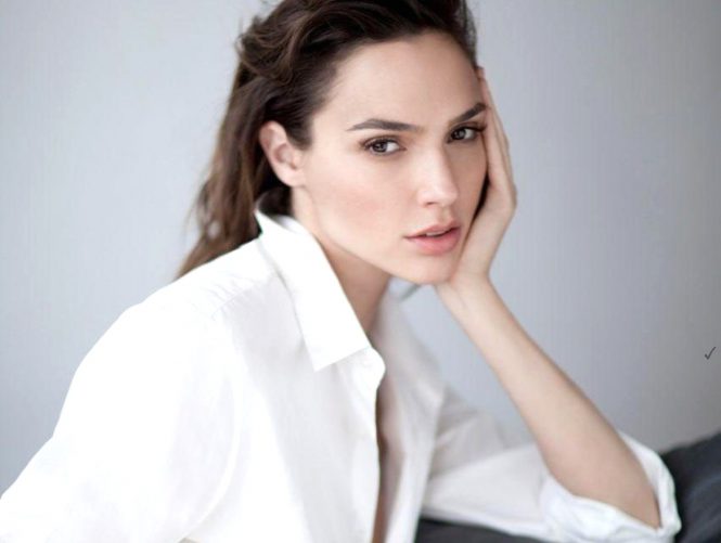 Gal Gadot (gal_gadot / 18.06.2017): "Trying to hypnotize you.. #SundayMood, Image: 338263959, License: Rights-managed, Restrictions: , Model Release: no, Credit line: Profimedia, Face To Face A