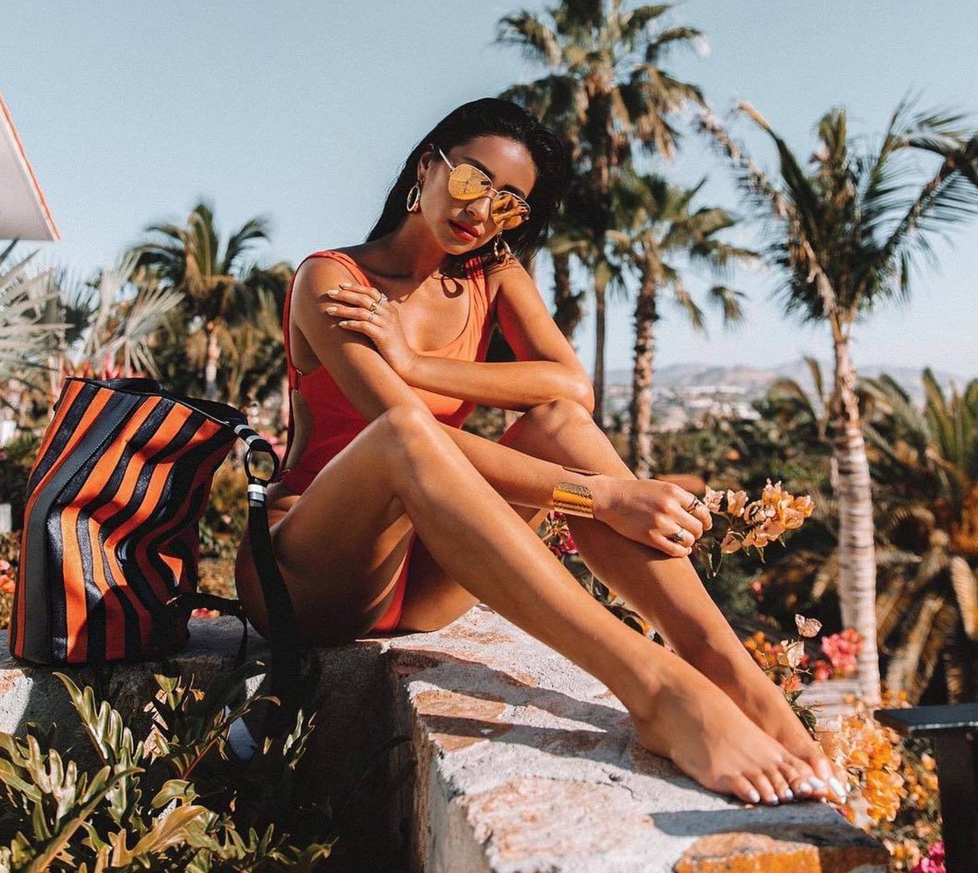 Shay Mitchell (shaymitchell / 15.05.2018): Just thinking about how much I truly love Mondays and also how important it is to match your bathing suit to your beach bag, especially when you dont even go to the beach "", Image: 371748165, License: Rights-managed, Restrictions: , Model Release: no, Credit line: Profimedia, Face To Face A