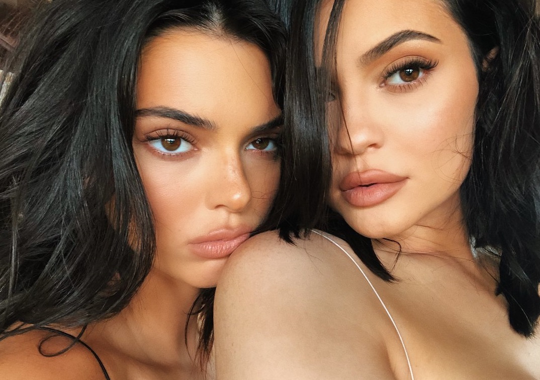 Kendall Jenner has posted a photo on Instagram with the following remarks: alien sister @kyliejenner Twitter, 2018-07-18 10:15:41. Photo supplied by insight media. Service fee applies. NICHT ZUR VERÃFFENTLICHUNG IN BÃCHERN UND BILDBÃNDEN! EDITORIAL USE ONLY! / MAY NOT BE PUBLISHED IN BOOKS AND ILLUSTRATED BOOKS! Please note: Fees charged by the agency are for the agencyâs services only, and do not, nor are they intended to, convey to the user any ownership of Copyright or License in the material. The agency does not claim any ownership including but not limited to Copyright or License in the attached material. By publishing this material you expressly agree to indemnify and to hold the agency and its directors, shareholders and employees harmless from any loss, claims, damages, demands, expenses (including legal fees), or any causes of action or allegation against the agency arising out of or connected in any way with publication of the material., Image: 378212403, License: Rights-managed, Restrictions: NICHT ZUR VERÃFFENTLICHUNG IN BÃCHERN UND BILDBÃNDEN! Please note additional conditions in the caption, Model Release: no, Credit line: Profimedia, Insight Media