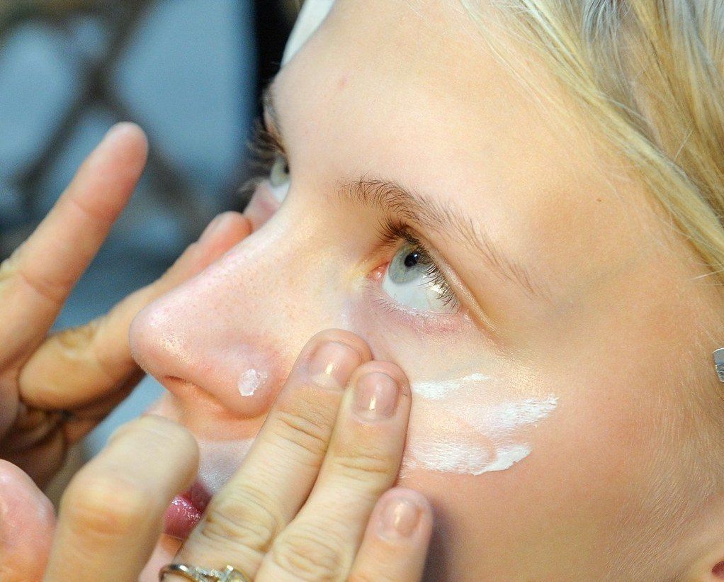 Sept. 25, 2015 - Milan, ITALY - Aigner. BEAUTY HAIR MAKEUP MODEL ON BACKSTAGE, MILAN FASHION WEEK 2016 WOMEN READY TO WEAR FOR SPRING SUMMER, RTW, PRET A PORTER, FR�œHLING FRUEHLING SOMMER, MAILAND, MILANO.MILPAPSS16BACK, Image: 263260140, License: Rights-managed, Restrictions: * Austria Rights Out *, Model Release: no, Credit line: Profimedia, Zuma Press - Archives