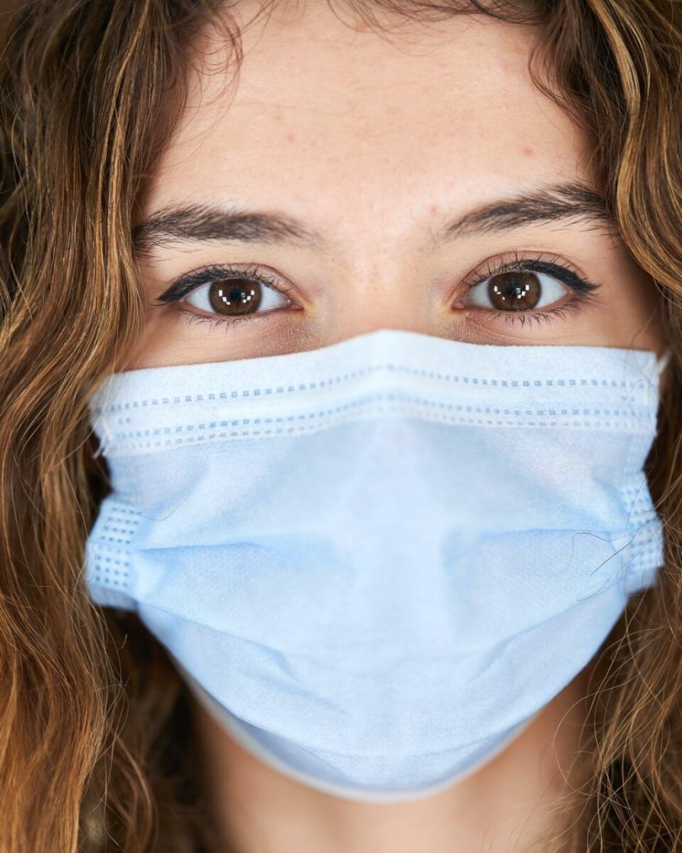 Kako spriječiti akne i iritacije na licu uzrokovane nošenjem maski?