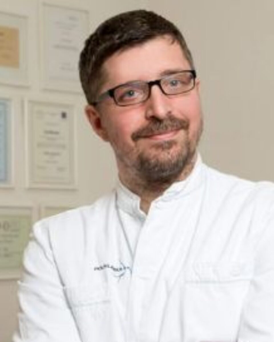 Poznati estetski kirurg Dinko Bagatin piše zašto je tako teško zategnuti kožu u menopauzi