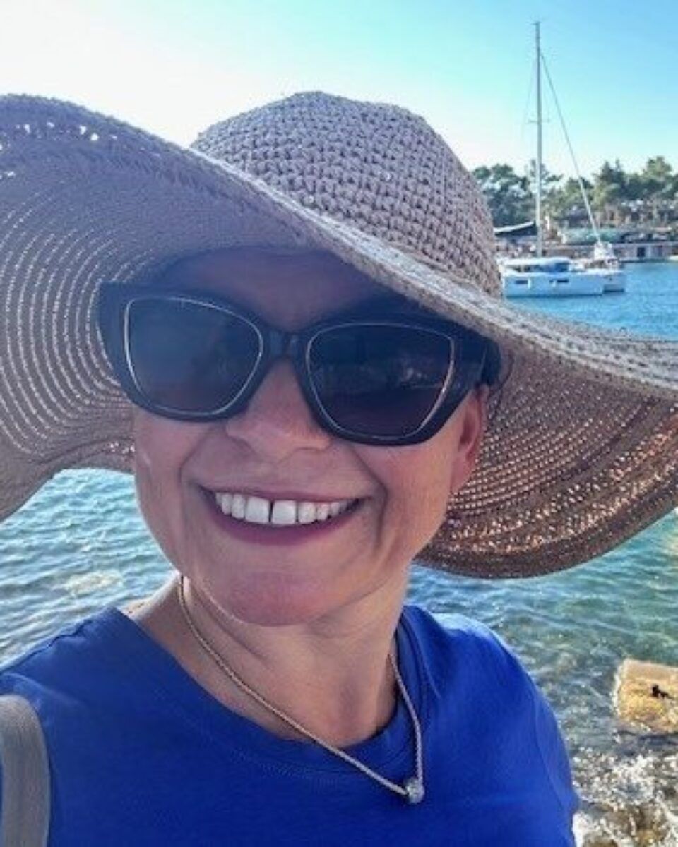 Stručnjakinja koja zna sve o ljepoti otkriva što nosi na more u svojoj kozmetičkoj torbici