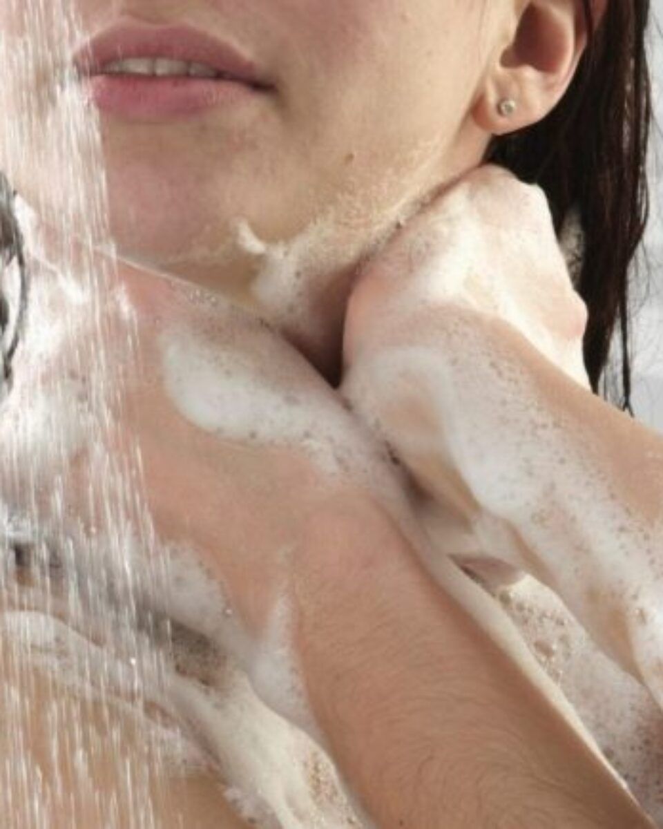 Sjajna uljna formula koja umiruje, hrani i čisti kožu tijela dok se tuširate