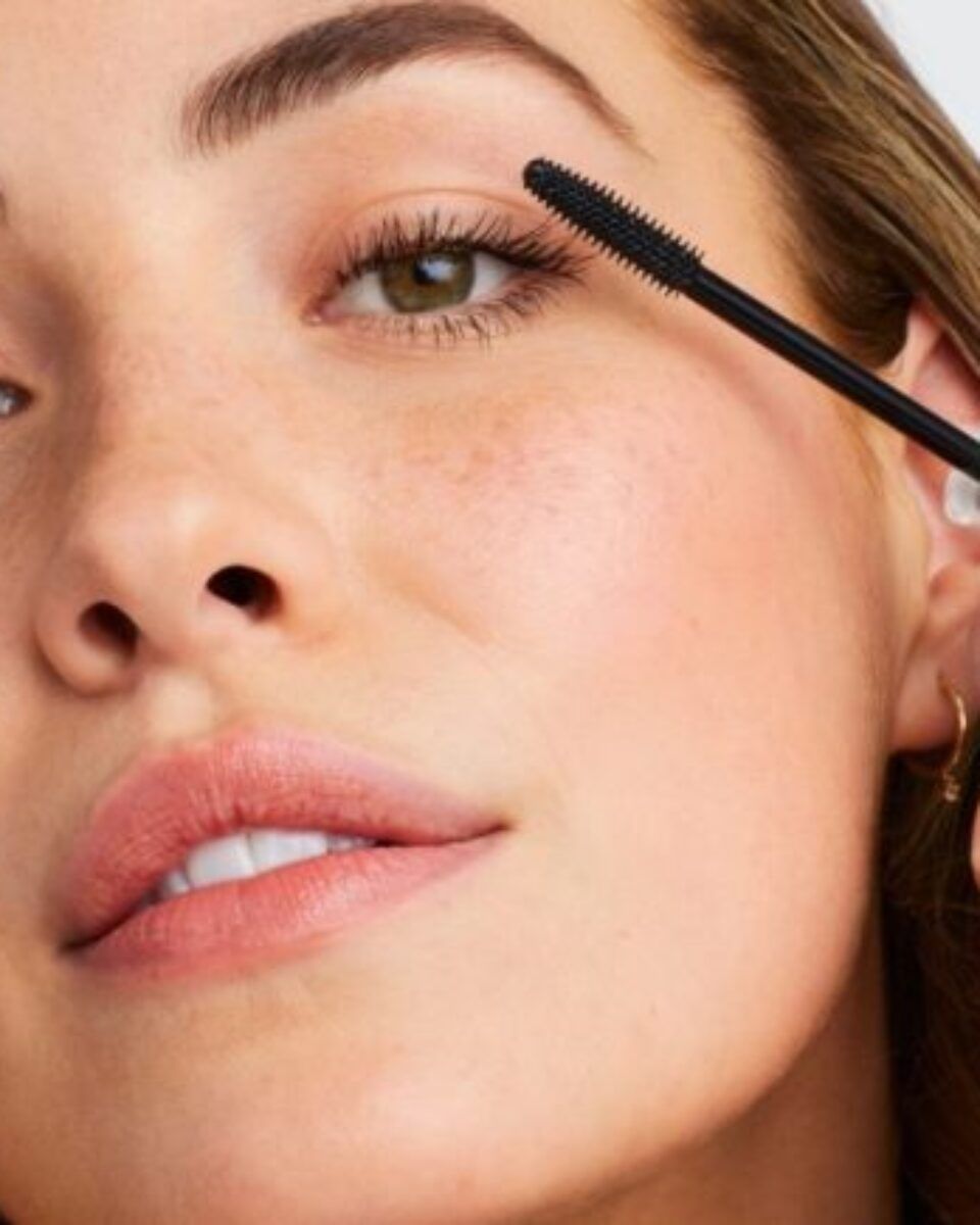 Oduševila nas je ova tubing maskara – otporna je na znoj i suze, a skida se toplom vodom