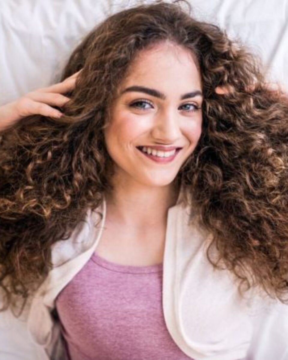 Pravilna njega masne kose – kako dubinski očistiti vlasište?