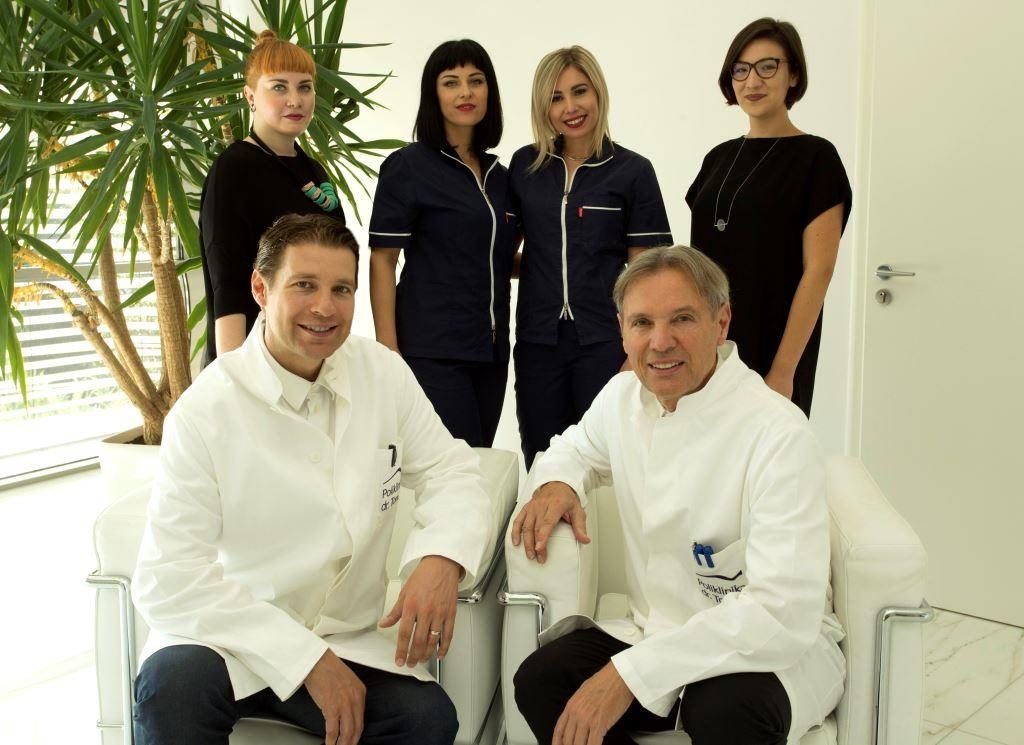 Dr. Rajko i dr. Dinko Tončić sa stručnim osobljem poliklinike