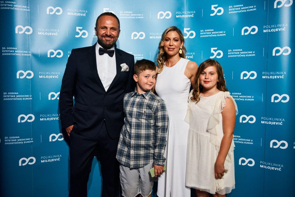 Poliklinika Milojevi¦ç_Nikola i Sun¦Źana Milojevi¦ç s djecom