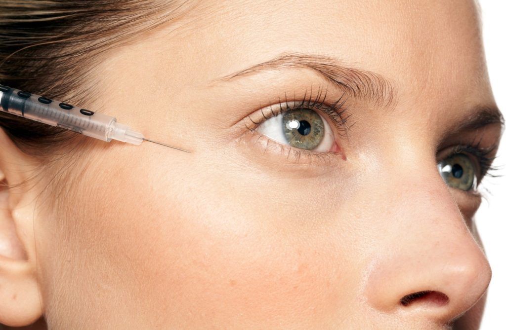 WD 1407-41 MODEL RELEASED. Female having botox injection below eye., Image: 55616846, License: Rights-managed, Restrictions: MODEL RELEASED - Natalie, Model Release: yes, Credit line: Profimedia, TEMP Camerapress