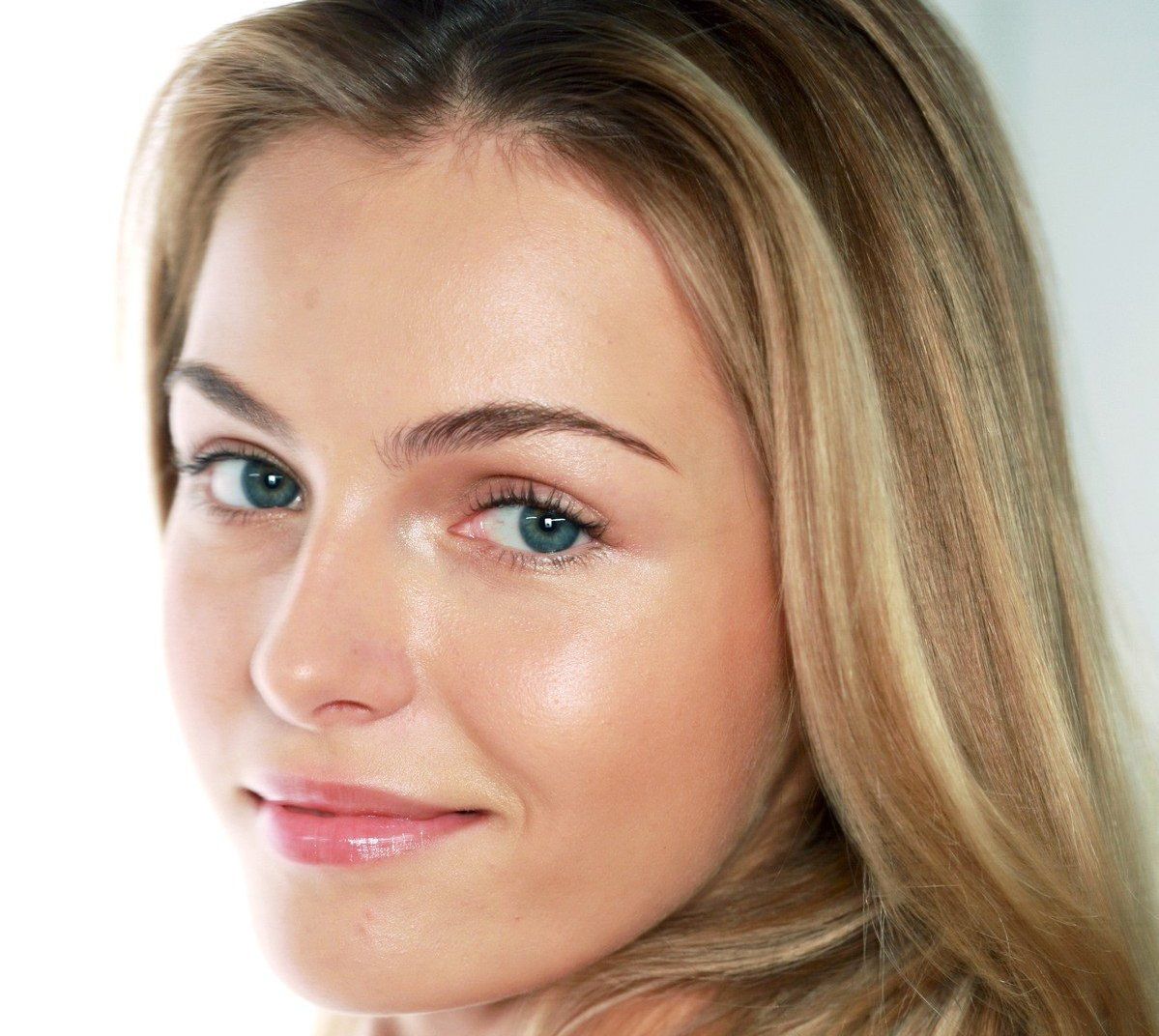 WD 1186-73 Ralph Lauren. Backstage New York Ready to Wear. Spring/Summer 2007. Model with long wavy blonde hair wearing foundation and clear lipgloss looking back over shoulder smiling., Image: 221431808, License: Rights-managed, Restrictions: FOR EDITORIAL USE ONLY., Model Release: no, Credit line: Profimedia, TEMP Camerapress