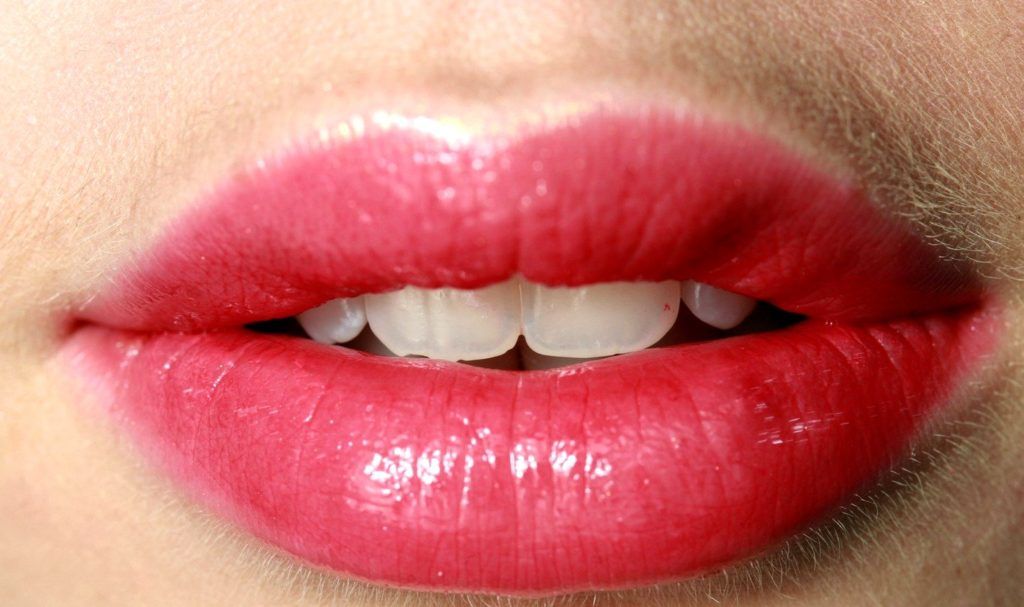 WD 1189-101 . Valentino. Backstage Paris Ready to Wear. Spring/Summer 2007. Close up shimmering red lips, slightly opened. ., Image: 221449608, License: Rights-managed, Restrictions: FOR EDITORIAL USE ONLY, Model Release: no, Credit line: Profimedia, TEMP Camerapress