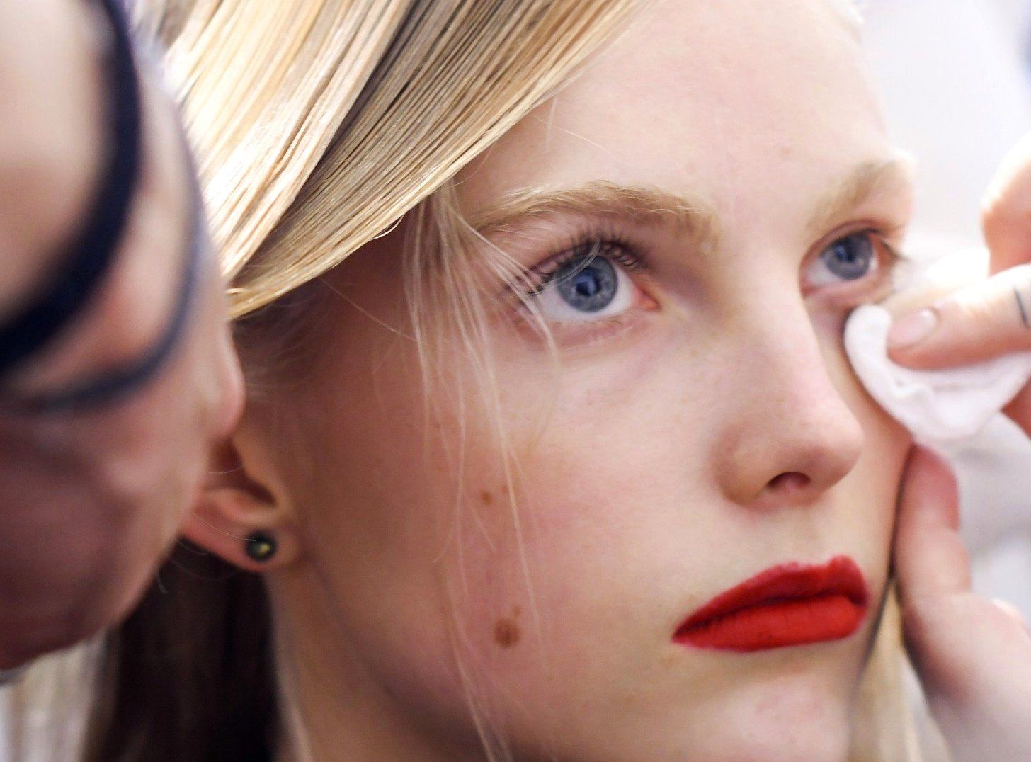 September 23, 2017 - Milan, ITALY - Ermanno Scervino. MODEL ON BACKSTAGE, WOMAN, MILAN FASHION WEEK 2018 WOMEN READY TO WEAR FOR SPRING SUMMER, PRET A PORTER, FR�œHLING FRUEHLING SOMMER MILANO.MILPAPSS18, Image: 351954397, License: Rights-managed, Restrictions: * Austria Rights Out *, Model Release: no, Credit line: Profimedia, Zuma Press - Archives