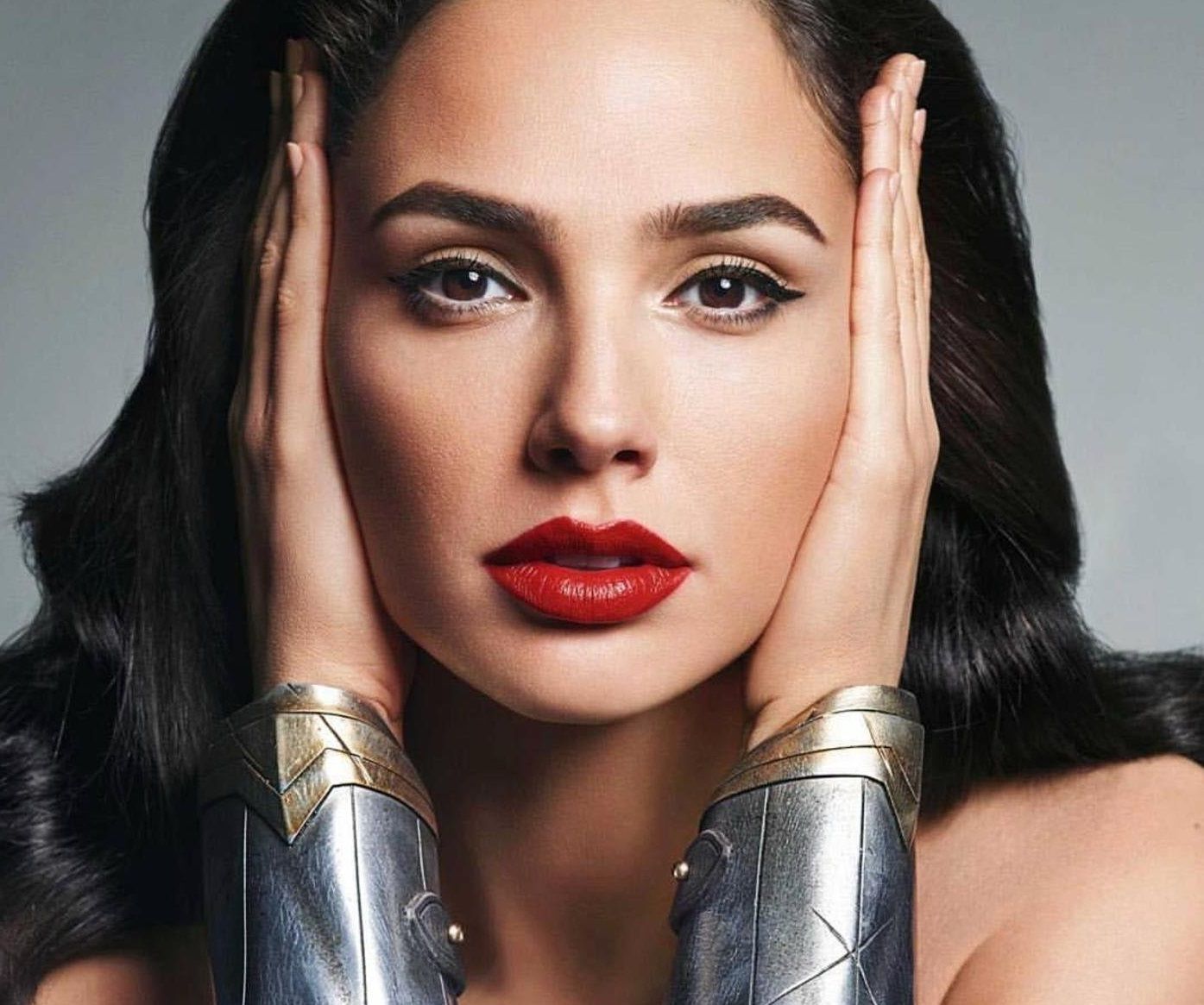 Gal Gadot (gal_gadot / 30.11.2017): "Hello Everyone! Im coming to Long Island, NY December 9 & 10 to meet you @acecomiccon #ad! I am so excited to see you, and be reunited with some of the #JusticeLeague as @henrycavill, @prideofgypsies, @rehsifyar, #EzraMiller, & #CiarnHinds are coming too! For tickets and more info, check out www.aceuniverse.com. I hope you can make it!, Image: 356558791, License: Rights-managed, Restrictions: , Model Release: no, Credit line: Profimedia, Face To Face A