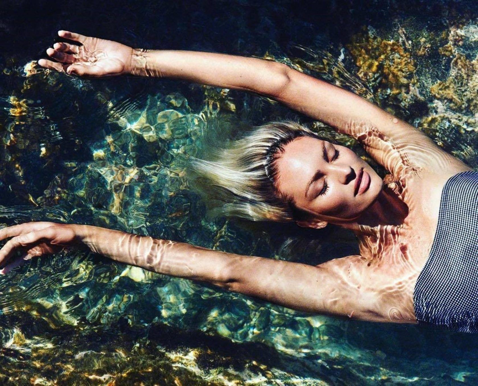 Candice Swanepoel (angelcandices / 09.05.2018): When the world goes silent and all you can hear is your own breath. @tropicofc #ohm"", Image: 371182885, License: Rights-managed, Restrictions: , Model Release: no, Credit line: Profimedia, Face To Face A