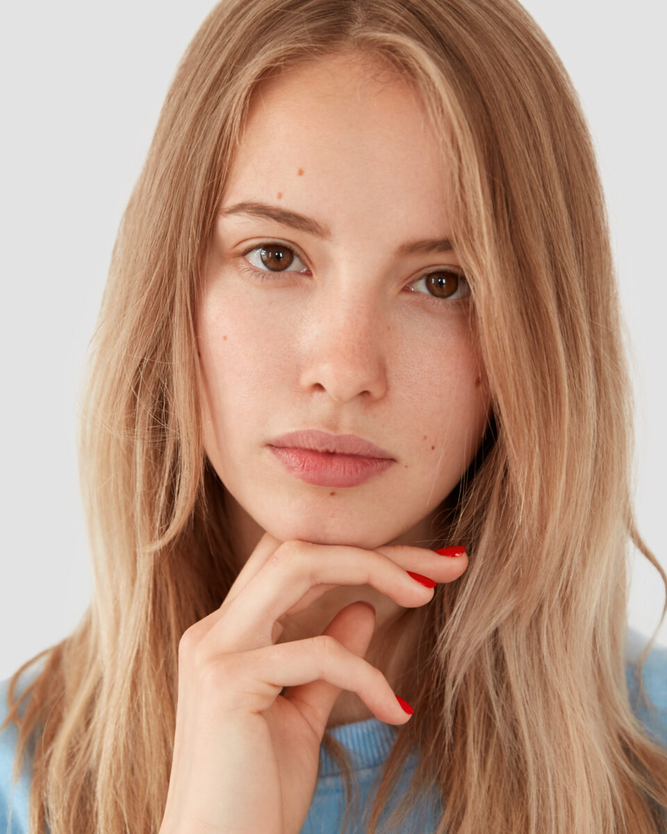 Kemijski piling ili laserski tretman: kako odabrati pravo rješenje za ožiljke od akni?