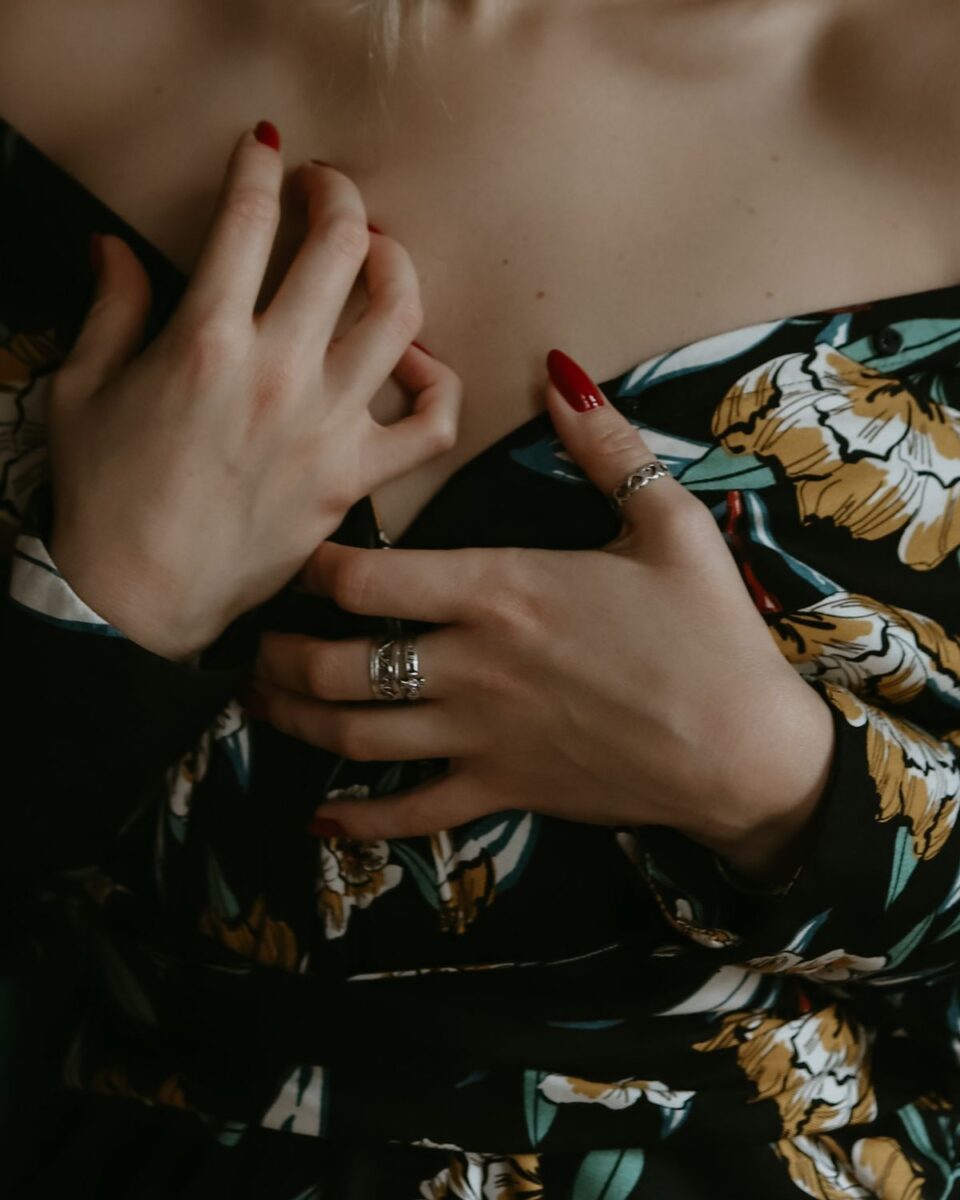 Zatezanje nadlaktica – riješite se opuštene kože na rukama