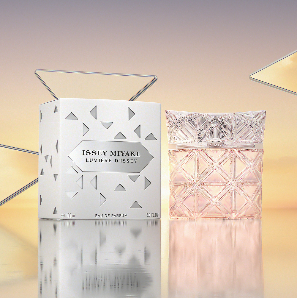 Ovaj parfem donosi osjećaj topline, svježine i optimizma u jednoj bočici