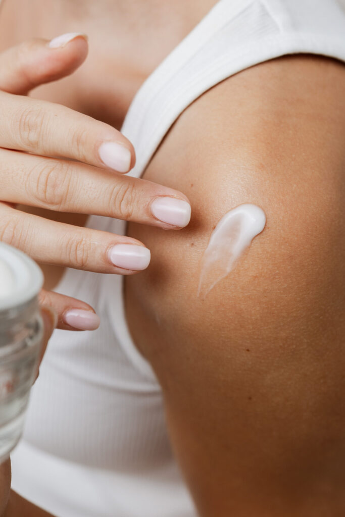 Nanošenje kreme na ruku