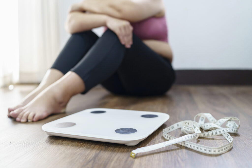 Pretilа žena s viškom kilograma, uzrujana i zasićena dijetama