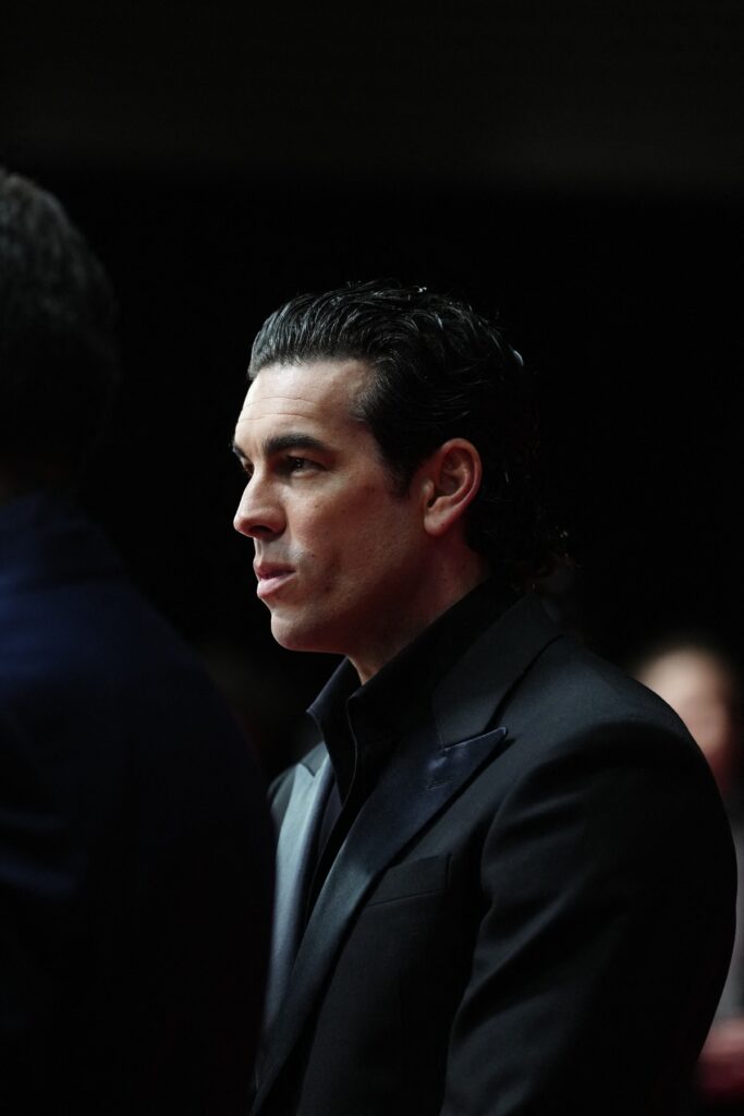 Mario Casas s glatko obrijanim licem u odijelu