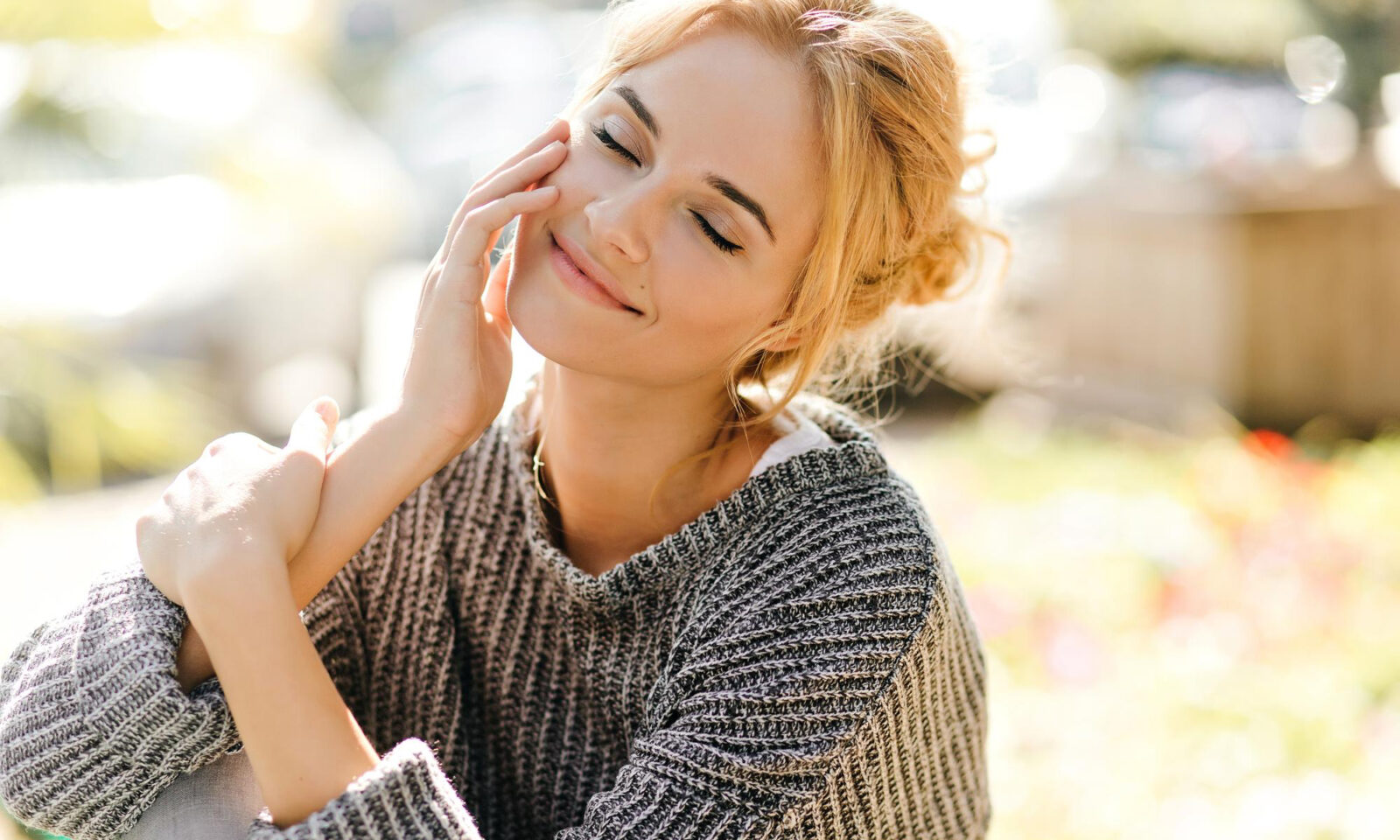 žena koja je nasmiješena i sretna