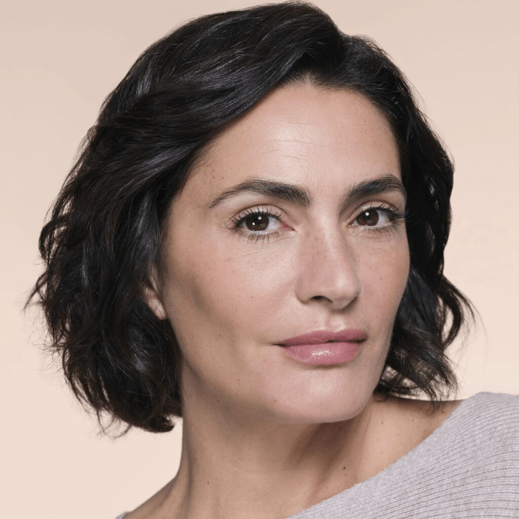 Žena u večernjoj rutini njege koristi Avène DermAbsolu noćnu kremu za čvršći izgled kože