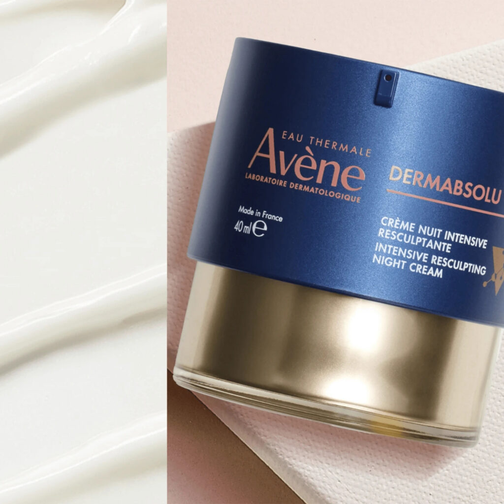 Kremasta gel tekstura Avène DermAbsolu noćne njege za lice, vrat i dekolte.
