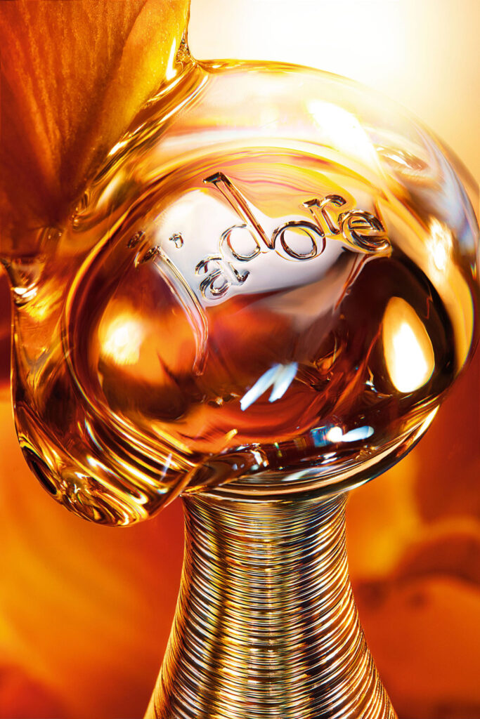 Detalj bočice parfema J’adore Intense s vitkim vratom i zlatnim ukrasnim detaljem