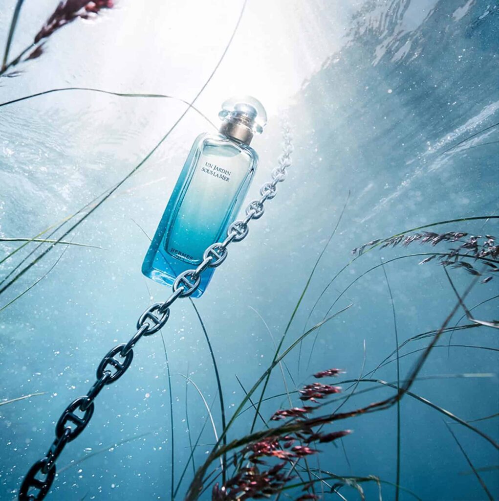 Hermès Un Jardin sous la Mer s prepoznatljivom lantern bočicom i kutijom u akvarelnim plavim tonovima