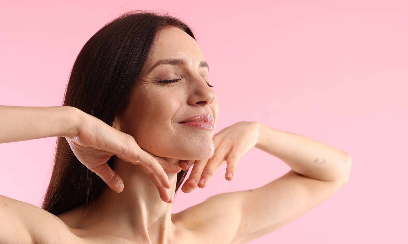 lijepa žena zdrave, hidratizirane i elastične koža