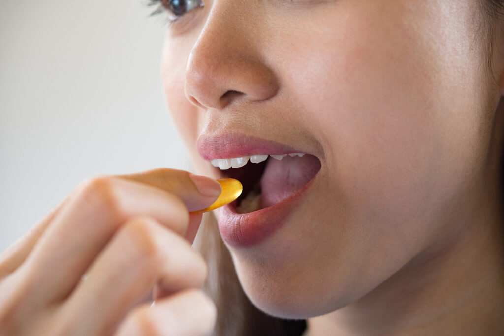 Žena uzima suplemente