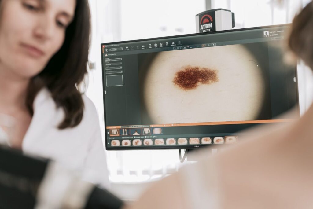Dermatolog analizira promjene na koži uz pomoć digitalne tehnologije