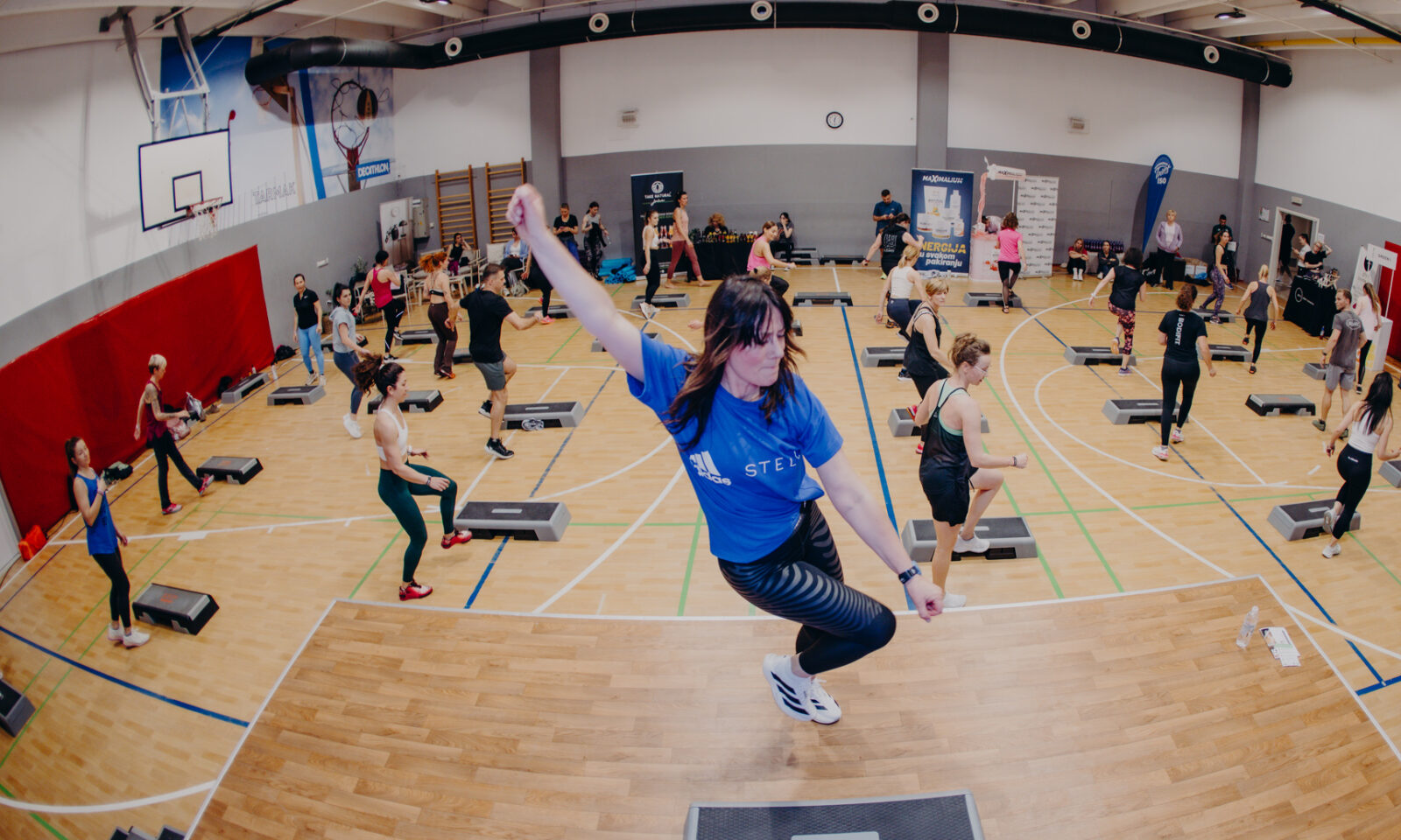 Sudionici Urban Training Camp konvencije tijekom fitness radionice