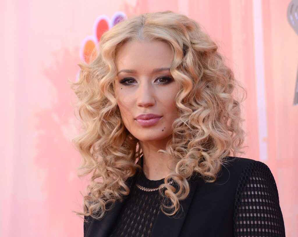 Iggy Azalea s madežima na licu