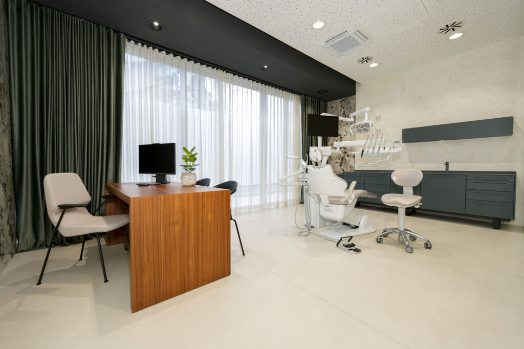 Interijer ordinacije dentalne klinike DC360 s modernom stomatološkom opremom i toplim dizajnom