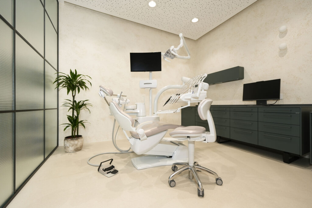 Suvremena stomatološka ordinacija u klinici DC360 opremljena naprednom dentalnom tehnologijom