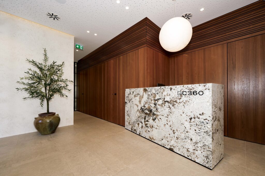 Tim dentalne klinike DC360 ispred ulaza u novu kliniku u Zagrebu
