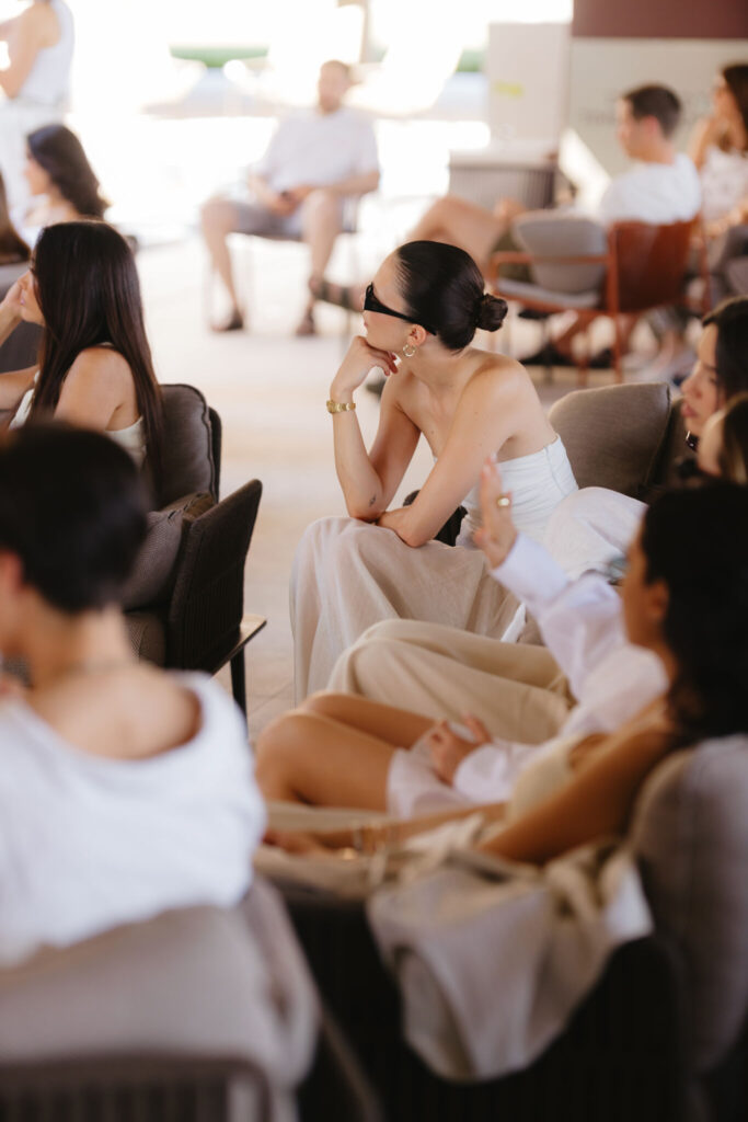 Uzvanice prate predstavljanje korejskog wellbeing brenda neaf neaf na Divote eventu u elegantnom prostoru Materre