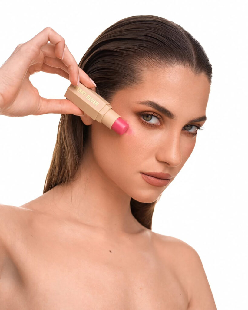 Model nanosi Berry Blush kremasto rumenilo u sticku na jagodice za prirodan flush efekt