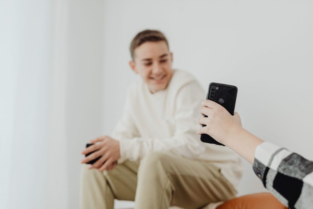 Tinejdžer gleda u mobitel