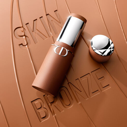 Dior Forever Skin Bronze bronzer u stiku u smeđem pakiranju sa srebrnim detaljima
