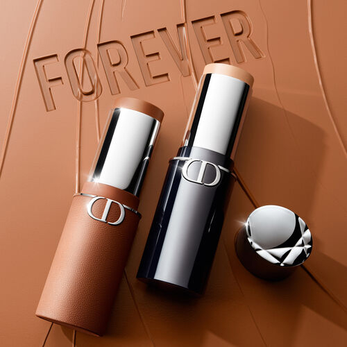 Dior Forever Skin Bronze bronzer u smeđem i crnom pakiranju na brončanoj podlozi