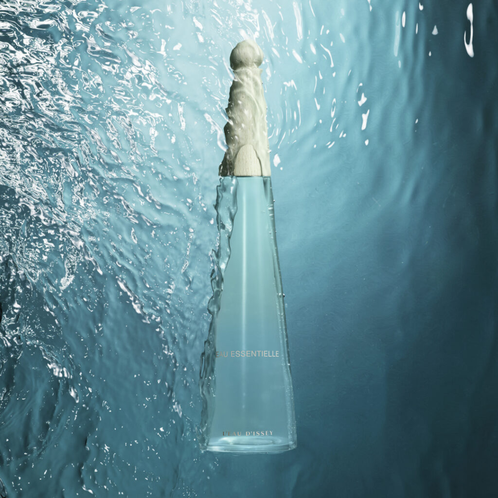 Issey Miyake L'Eau d'Issey Eau Essentielle okružen vodom i kapljicama.