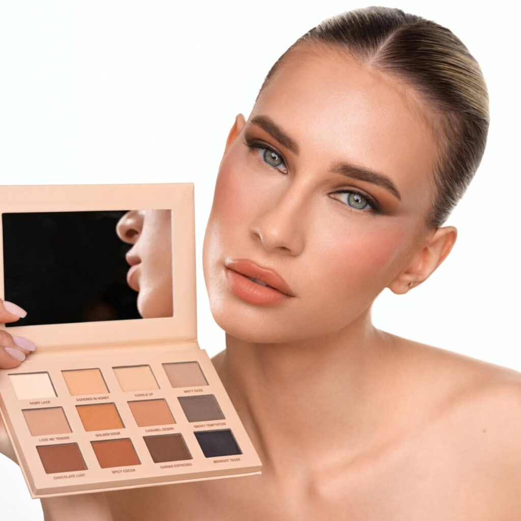 Model drži JN Beauty Skin Muse paletu sjenila u nude i smeđim tonovima