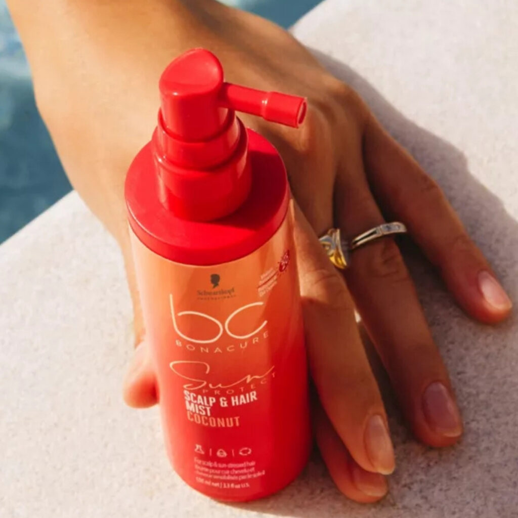 Schwarzkopf Professional BC Bonacure Sun Protect Scalp & Hair Mist uz bazen, pokraj ruke modela